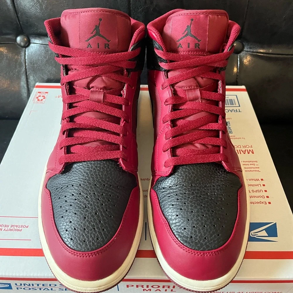 Jordan 1 Mid ‘Team‎ Red Black’